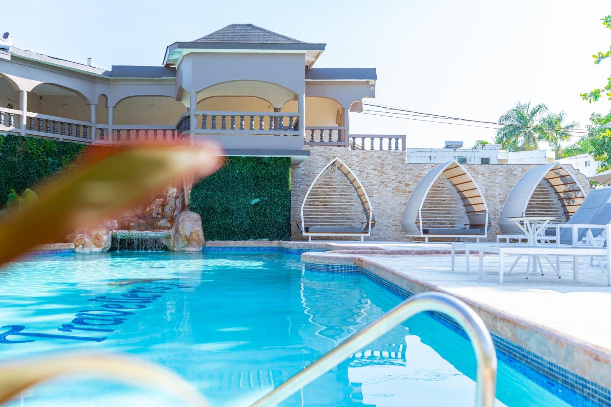 נגריל Travellers Beach Resort מראה חיצוני תמונה