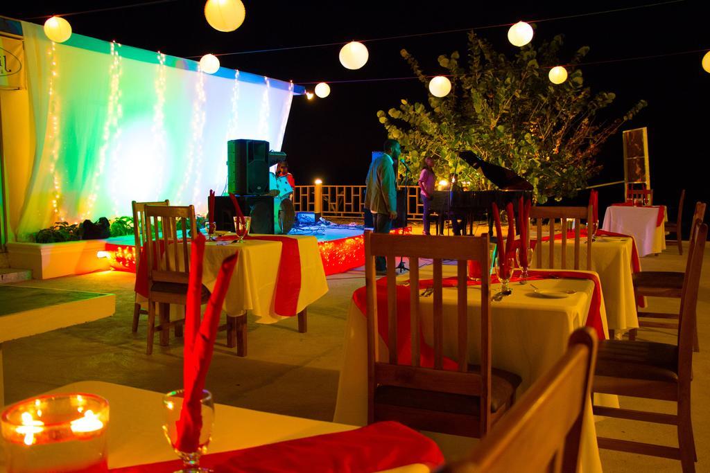 נגריל Travellers Beach Resort מראה חיצוני תמונה
